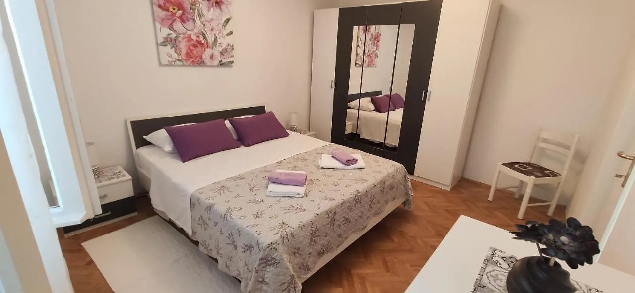 Pahljina Apartments Palit
